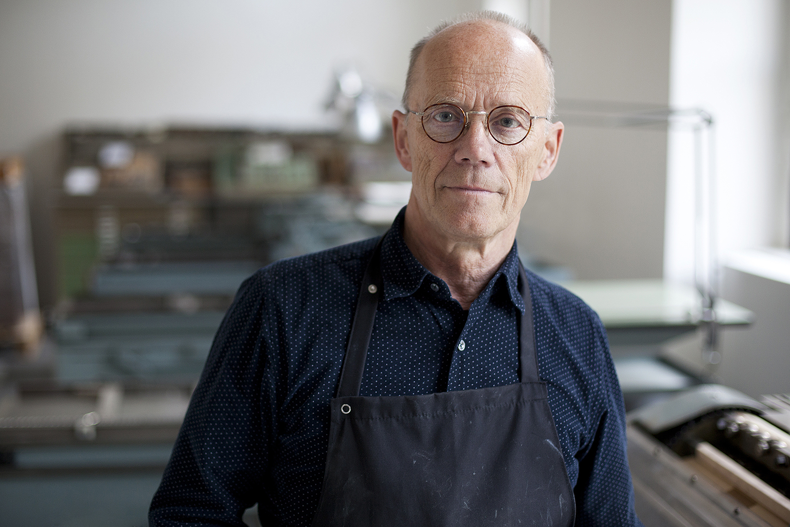 Erik Spiekermann in the printshop. Photo by Max Zerrahn.